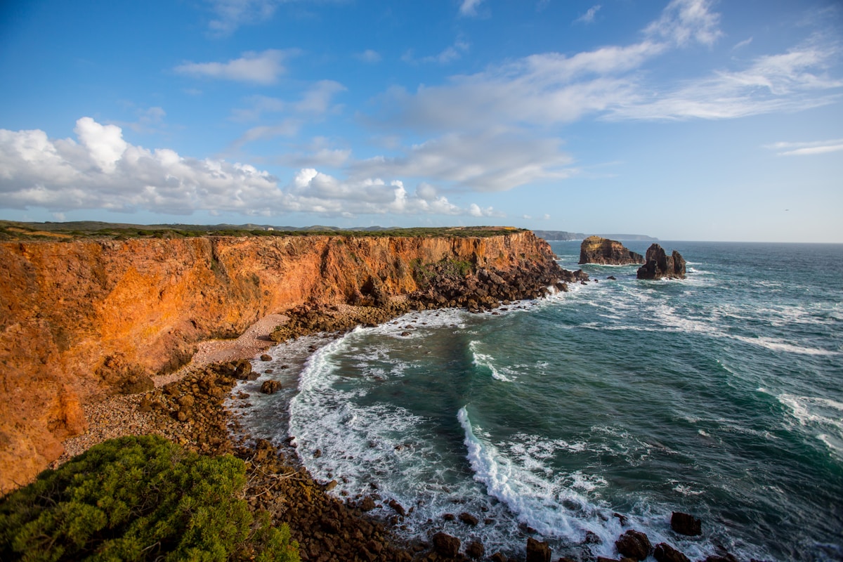 Carretera costera del Algarve con acantilados dorados