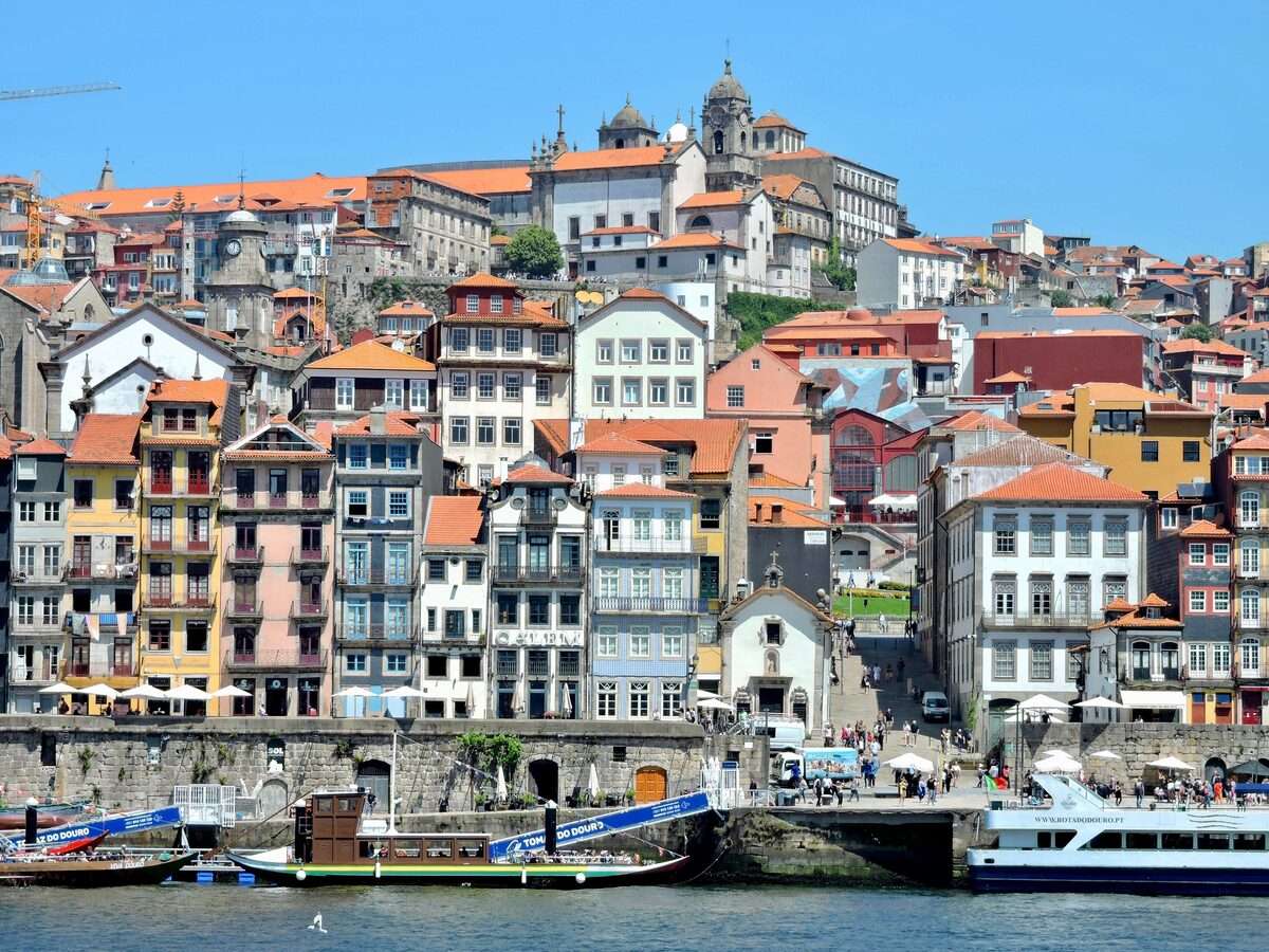 Quartier historique de la Ribeira le long du fleuve Douro avec des bâtiments colorés, Porto, Portugal