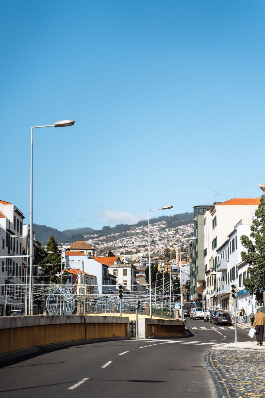 Küstenhotel mit Pool mit Blick auf den Atlantischen Ozean von einem Kliff in Funchal, Madeira, Portugal