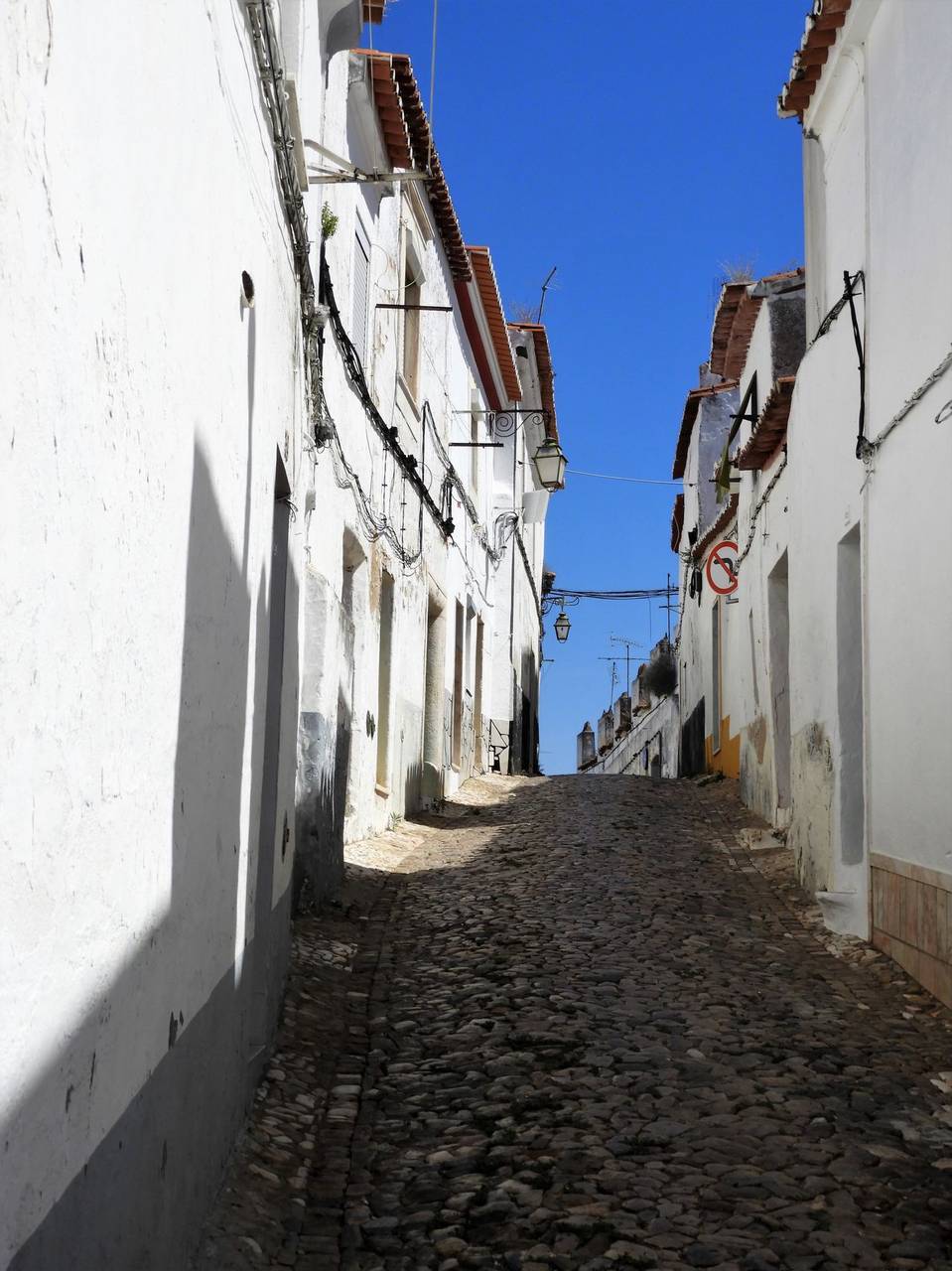 Das mittelalterliche Dorf Monsaraz auf einem Granitgrat mit dem Alqueva-Stausee bis zum Horizont unter einem riesigen Alentejo-Himmel