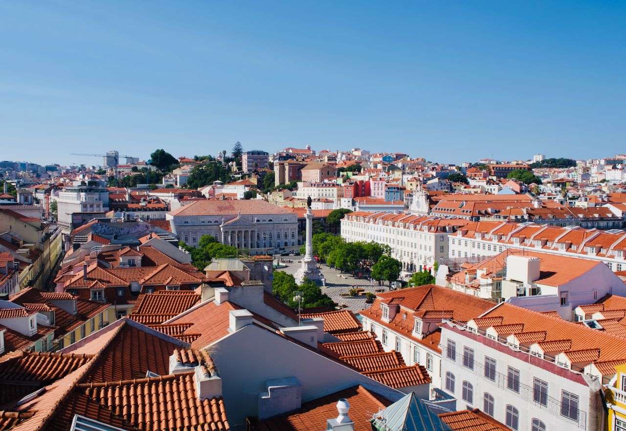Luftaufnahme der Lissaboner Skyline mit Terrakotta-Dachern, Portugal