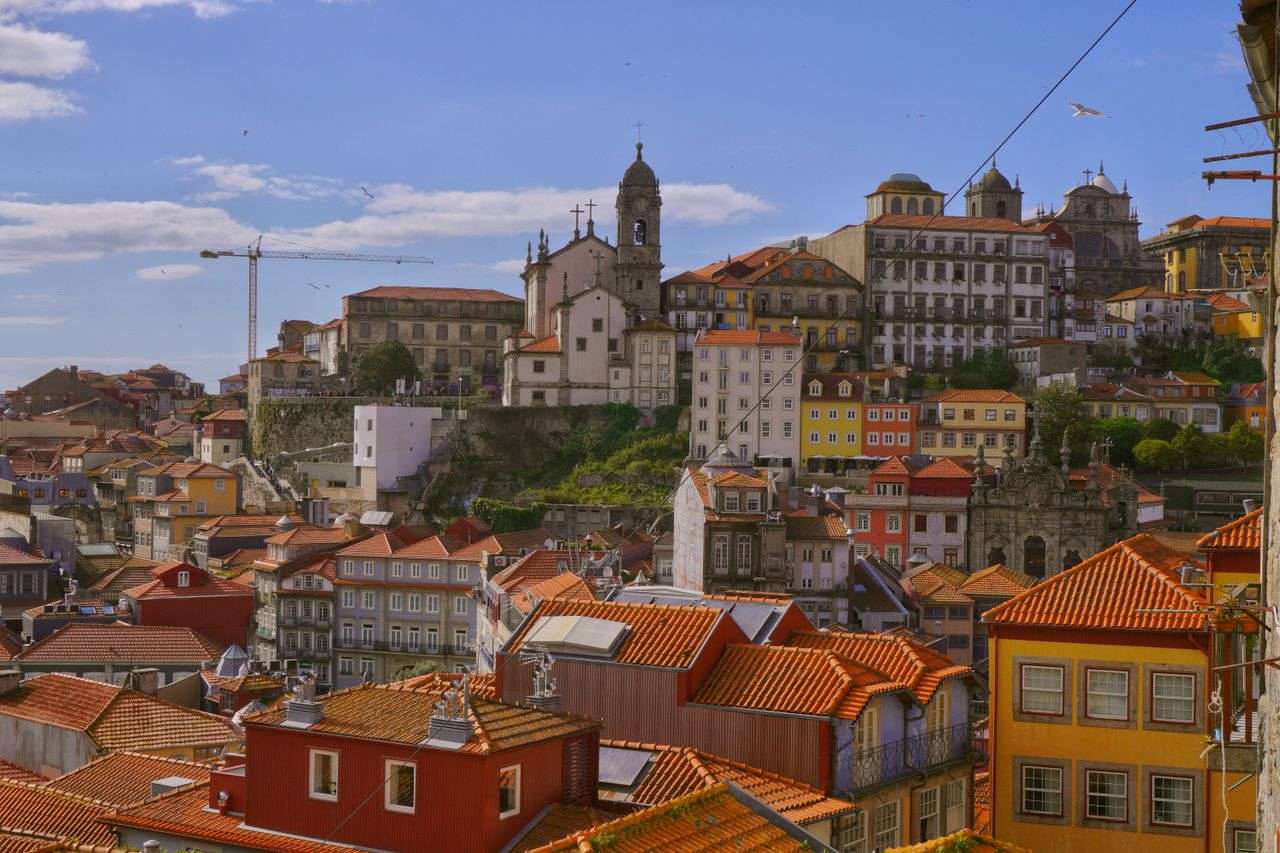 Portos bunte Kachelfassaden am Ribeira-Ufer entlang des Douro-Flusses