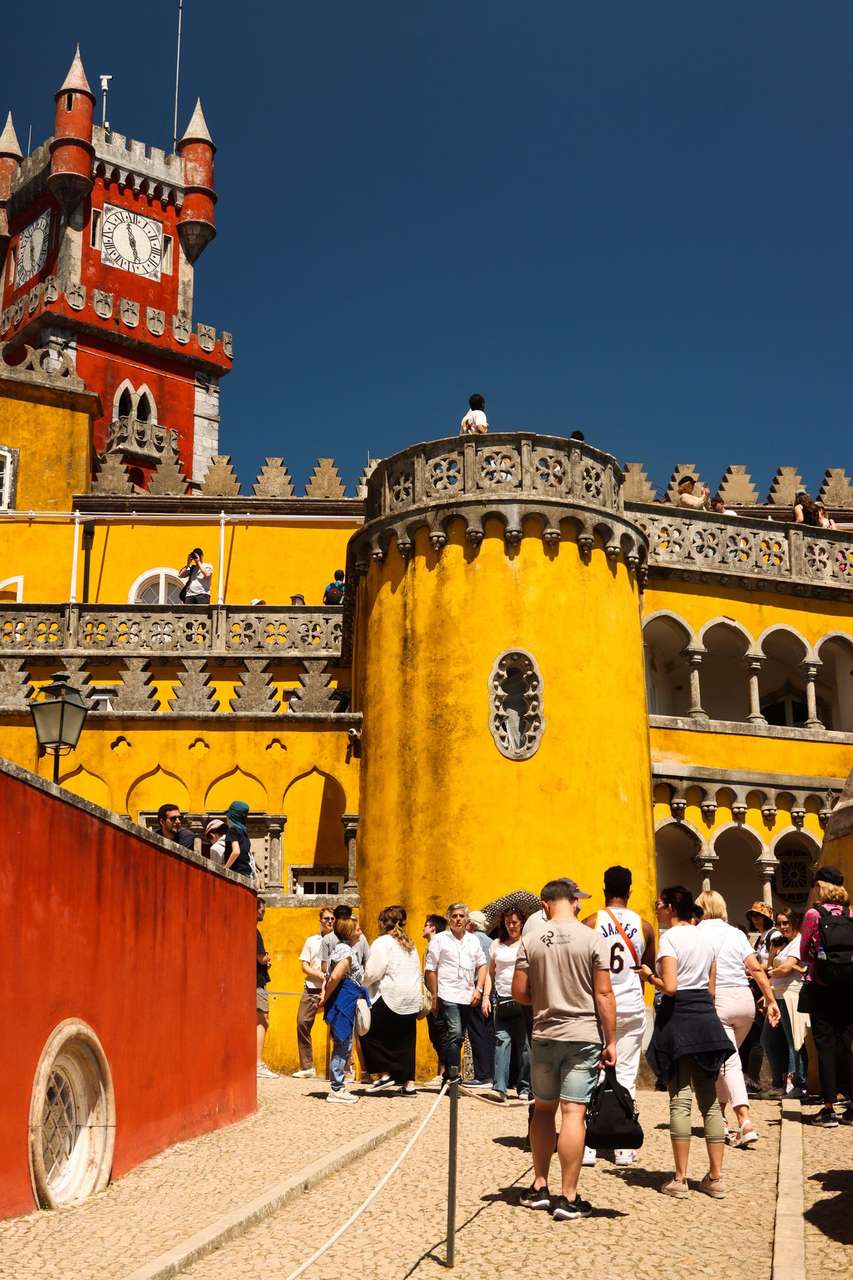 Lebhafter Nationalpalast von Pena uber den Waldern von Sintra, Portugal